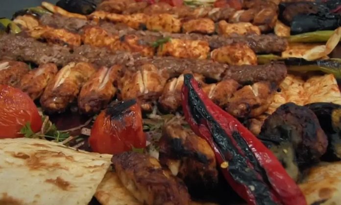 Türkiye’nin gastronomi kültürü içinde önemli bir yere sahip olan kebap, yüzyıllardır aktarılan geleneksel tarifler sayesinde günümüze ulaşmış köklü bir mutfak mirasıdır. Bölgesel farklılıklarla zenginleşen kebap çeşitleri, yalnızca bir yemek kültürü değil aynı zamanda toplumların yaşam biçimlerini, üretim alışkanlıklarını ve kültürel değerlerini yansıtan önemli bir unsur olarak kabul edilmektedir. Konulu bir haber görseli.