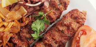 Türkiye’nin köklü gastronomi alanlarından biri olan kebap sektörü, yalnızca mevcut ustalarla değil aynı zamanda geleceğin şeflerini yetiştiren genç usta yetiştirme programları ile de gelişimini sürdürüyor. Bu programlar, hem geleneksel mutfak kültürünün korunmasını hem de modern gastronomi anlayışıyla birleşmesini sağlayarak sektörün sürdürülebilirliğine katkıda bulunuyor. Konulu bir haber görseli.
