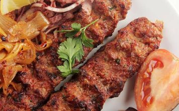 Türkiye’nin köklü gastronomi alanlarından biri olan kebap sektörü, yalnızca mevcut ustalarla değil aynı zamanda geleceğin şeflerini yetiştiren genç usta yetiştirme programları ile de gelişimini sürdürüyor. Bu programlar, hem geleneksel mutfak kültürünün korunmasını hem de modern gastronomi anlayışıyla birleşmesini sağlayarak sektörün sürdürülebilirliğine katkıda bulunuyor. Konulu bir haber görseli.