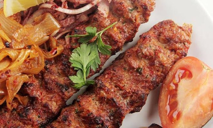 Kebapta Genç Usta Yetiştirme Programları Türkiye’nin köklü gastronomi alanlarından biri olan kebap sektörü, yalnızca mevcut ustalarla değil aynı zamanda geleceğin şeflerini yetiştiren genç usta yetiştirme programları ile de gelişimini sürdürüyor. Bu programlar, hem geleneksel mutfak kültürünün korunmasını hem de modern gastronomi anlayışıyla birleşmesini sağlayarak sektörün sürdürülebilirliğine katkıda bulunuyor. Konulu bir haber görseli.