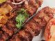 Türkiye’nin köklü gastronomi alanlarından biri olan kebap sektörü, yalnızca mevcut ustalarla değil aynı zamanda geleceğin şeflerini yetiştiren genç usta yetiştirme programları ile de gelişimini sürdürüyor. Bu programlar, hem geleneksel mutfak kültürünün korunmasını hem de modern gastronomi anlayışıyla birleşmesini sağlayarak sektörün sürdürülebilirliğine katkıda bulunuyor. Konulu bir haber görseli.