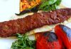 Kebap, Türk mutfağının en köklü ve en çok tercih edilen lezzetlerinden biri olarak her gün milyonlarca sofrada yer alıyor. Bu yoğun tüketim, üretim sürecinin her aşamasında gıda güvenliği uygulamalarının eksiksiz yerine getirilmesini zorunlu hale getiriyor. Et ürünlerinin hazırlanması, saklanması, pişirilmesi ve servis edilmesine kadar uzanan süreçte uygulanan denetimler, hem tüketici sağlığının korunmasını hem de işletmelerin kalite standartlarını yükseltmesini sağlıyor. Bu nedenle kebap üretiminde gerçekleştirilen denetimler yalnızca yasal bir zorunluluk değil, aynı zamanda sektörün güvenilirliğini artıran önemli bir unsur olarak değerlendiriliyor. Konulu bir haber görseli.
