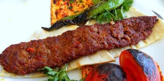 Kebap, Türk mutfağının en köklü ve en çok tercih edilen lezzetlerinden biri olarak her gün milyonlarca sofrada yer alıyor. Bu yoğun tüketim, üretim sürecinin her aşamasında gıda güvenliği uygulamalarının eksiksiz yerine getirilmesini zorunlu hale getiriyor. Et ürünlerinin hazırlanması, saklanması, pişirilmesi ve servis edilmesine kadar uzanan süreçte uygulanan denetimler, hem tüketici sağlığının korunmasını hem de işletmelerin kalite standartlarını yükseltmesini sağlıyor. Bu nedenle kebap üretiminde gerçekleştirilen denetimler yalnızca yasal bir zorunluluk değil, aynı zamanda sektörün güvenilirliğini artıran önemli bir unsur olarak değerlendiriliyor. Konulu bir haber görseli.