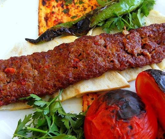 Kebap, Türk mutfağının en köklü ve en çok tercih edilen lezzetlerinden biri olarak her gün milyonlarca sofrada yer alıyor. Bu yoğun tüketim, üretim sürecinin her aşamasında gıda güvenliği uygulamalarının eksiksiz yerine getirilmesini zorunlu hale getiriyor. Et ürünlerinin hazırlanması, saklanması, pişirilmesi ve servis edilmesine kadar uzanan süreçte uygulanan denetimler, hem tüketici sağlığının korunmasını hem de işletmelerin kalite standartlarını yükseltmesini sağlıyor. Bu nedenle kebap üretiminde gerçekleştirilen denetimler yalnızca yasal bir zorunluluk değil, aynı zamanda sektörün güvenilirliğini artıran önemli bir unsur olarak değerlendiriliyor. Konulu bir haber görseli.