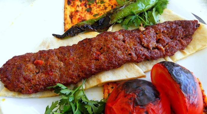 Kebap, Türk mutfağının en köklü ve en çok tercih edilen lezzetlerinden biri olarak her gün milyonlarca sofrada yer alıyor. Bu yoğun tüketim, üretim sürecinin her aşamasında gıda güvenliği uygulamalarının eksiksiz yerine getirilmesini zorunlu hale getiriyor. Et ürünlerinin hazırlanması, saklanması, pişirilmesi ve servis edilmesine kadar uzanan süreçte uygulanan denetimler, hem tüketici sağlığının korunmasını hem de işletmelerin kalite standartlarını yükseltmesini sağlıyor. Bu nedenle kebap üretiminde gerçekleştirilen denetimler yalnızca yasal bir zorunluluk değil, aynı zamanda sektörün güvenilirliğini artıran önemli bir unsur olarak değerlendiriliyor. Konulu bir haber görseli.
