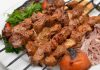Kebap, Türk mutfağının en önemli lezzetlerinden biri olarak hem yurt içinde hem de yurt dışında büyük ilgi görüyor. Yoğun tüketimin yaşandığı bu alanda ürün kalitesinin korunması kadar gıda güvenliği uygulamaları da büyük önem taşıyor. Tüketicilerin sağlıklı ve güvenilir ürünlere ulaşabilmesi için gerçekleştirilen denetimler, sektörün sürdürülebilir gelişiminde önemli bir rol üstleniyor. Üretimden servise kadar geçen her aşamanın belirli kurallara uygun şekilde yürütülmesi, hem işletmelerin güvenilirliğini artırıyor hem de müşteri memnuniyetini destekliyor. Konulu bir haber görseli.