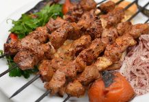 Kebap, Türk mutfağının en önemli lezzetlerinden biri olarak hem yurt içinde hem de yurt dışında büyük ilgi görüyor. Yoğun tüketimin yaşandığı bu alanda ürün kalitesinin korunması kadar gıda güvenliği uygulamaları da büyük önem taşıyor. Tüketicilerin sağlıklı ve güvenilir ürünlere ulaşabilmesi için gerçekleştirilen denetimler, sektörün sürdürülebilir gelişiminde önemli bir rol üstleniyor. Üretimden servise kadar geçen her aşamanın belirli kurallara uygun şekilde yürütülmesi, hem işletmelerin güvenilirliğini artırıyor hem de müşteri memnuniyetini destekliyor. Konulu bir haber görseli.