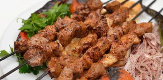 Kebap, Türk mutfağının en önemli lezzetlerinden biri olarak hem yurt içinde hem de yurt dışında büyük ilgi görüyor. Yoğun tüketimin yaşandığı bu alanda ürün kalitesinin korunması kadar gıda güvenliği uygulamaları da büyük önem taşıyor. Tüketicilerin sağlıklı ve güvenilir ürünlere ulaşabilmesi için gerçekleştirilen denetimler, sektörün sürdürülebilir gelişiminde önemli bir rol üstleniyor. Üretimden servise kadar geçen her aşamanın belirli kurallara uygun şekilde yürütülmesi, hem işletmelerin güvenilirliğini artırıyor hem de müşteri memnuniyetini destekliyor. Konulu bir haber görseli.