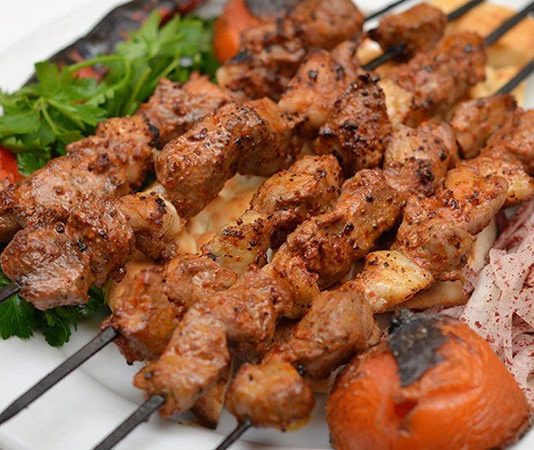Kebap, Türk mutfağının en önemli lezzetlerinden biri olarak hem yurt içinde hem de yurt dışında büyük ilgi görüyor. Yoğun tüketimin yaşandığı bu alanda ürün kalitesinin korunması kadar gıda güvenliği uygulamaları da büyük önem taşıyor. Tüketicilerin sağlıklı ve güvenilir ürünlere ulaşabilmesi için gerçekleştirilen denetimler, sektörün sürdürülebilir gelişiminde önemli bir rol üstleniyor. Üretimden servise kadar geçen her aşamanın belirli kurallara uygun şekilde yürütülmesi, hem işletmelerin güvenilirliğini artırıyor hem de müşteri memnuniyetini destekliyor. Konulu bir haber görseli.