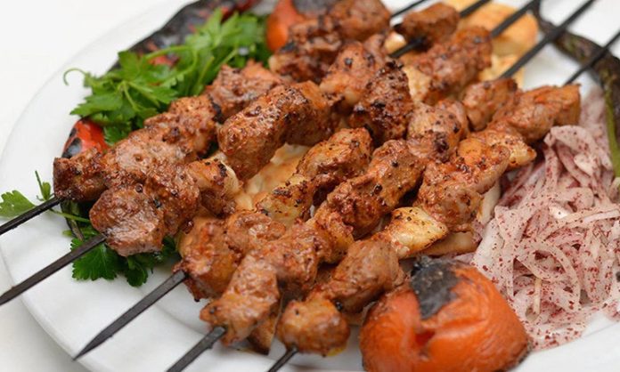 Kebap, Türk mutfağının en önemli lezzetlerinden biri olarak hem yurt içinde hem de yurt dışında büyük ilgi görüyor. Yoğun tüketimin yaşandığı bu alanda ürün kalitesinin korunması kadar gıda güvenliği uygulamaları da büyük önem taşıyor. Tüketicilerin sağlıklı ve güvenilir ürünlere ulaşabilmesi için gerçekleştirilen denetimler, sektörün sürdürülebilir gelişiminde önemli bir rol üstleniyor. Üretimden servise kadar geçen her aşamanın belirli kurallara uygun şekilde yürütülmesi, hem işletmelerin güvenilirliğini artırıyor hem de müşteri memnuniyetini destekliyor. Konulu bir haber görseli.