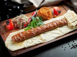Kebapta Lüks Sunum Deneyimi, son yıllarda gastronomi sektöründe dikkat çeken yeniliklerden biri olarak öne çıkıyor. Geleneksel kebap kültürü, modern sunum anlayışıyla birleşerek restoranlarda farklı bir deneyime dönüşüyor. Artık müşteriler yalnızca lezzetli bir yemek yemekle yetinmiyor; kullanılan tabaklardan servis ekipmanlarına, masa düzeninden sunum tekniklerine kadar her ayrıntının özenle hazırlanmasını bekliyor. Bu değişim, özellikle üst segment restoranlarda hizmet anlayışını yeniden şekillendiriyor. Konulu bir haber görseli.