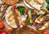 Kebapta Pide Kullanımı, Türk mutfağının köklü gastronomi geleneğinde önemli bir yere sahip olan servis anlayışlarından biri olarak dikkat çekiyor. Birçok kebap çeşidi, yanında sunulan sıcak ve taze pide ile daha zengin bir lezzet deneyimi sunuyor. Özellikle taş fırında pişirilen pideler, etin aromasını tamamlayan yapısıyla hem yerli hem de yabancı misafirlerin beğenisini kazanıyor. Geleneksel kebap sofralarında pide, yalnızca bir ekmek çeşidi değil, aynı zamanda yemeğin ayrılmaz bir parçası olarak görülüyor. Konulu bir haber görseli.