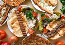 Kebapta Pide Kullanımı, Türk mutfağının köklü gastronomi geleneğinde önemli bir yere sahip olan servis anlayışlarından biri olarak dikkat çekiyor. Birçok kebap çeşidi, yanında sunulan sıcak ve taze pide ile daha zengin bir lezzet deneyimi sunuyor. Özellikle taş fırında pişirilen pideler, etin aromasını tamamlayan yapısıyla hem yerli hem de yabancı misafirlerin beğenisini kazanıyor. Geleneksel kebap sofralarında pide, yalnızca bir ekmek çeşidi değil, aynı zamanda yemeğin ayrılmaz bir parçası olarak görülüyor. Konulu bir haber görseli.