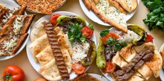 Kebapta Pide Kullanımı, Türk mutfağının köklü gastronomi geleneğinde önemli bir yere sahip olan servis anlayışlarından biri olarak dikkat çekiyor. Birçok kebap çeşidi, yanında sunulan sıcak ve taze pide ile daha zengin bir lezzet deneyimi sunuyor. Özellikle taş fırında pişirilen pideler, etin aromasını tamamlayan yapısıyla hem yerli hem de yabancı misafirlerin beğenisini kazanıyor. Geleneksel kebap sofralarında pide, yalnızca bir ekmek çeşidi değil, aynı zamanda yemeğin ayrılmaz bir parçası olarak görülüyor. Konulu bir haber görseli.