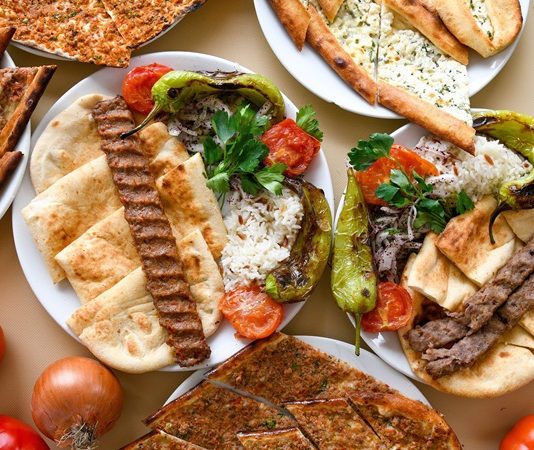 Kebapta Pide Kullanımı, Türk mutfağının köklü gastronomi geleneğinde önemli bir yere sahip olan servis anlayışlarından biri olarak dikkat çekiyor. Birçok kebap çeşidi, yanında sunulan sıcak ve taze pide ile daha zengin bir lezzet deneyimi sunuyor. Özellikle taş fırında pişirilen pideler, etin aromasını tamamlayan yapısıyla hem yerli hem de yabancı misafirlerin beğenisini kazanıyor. Geleneksel kebap sofralarında pide, yalnızca bir ekmek çeşidi değil, aynı zamanda yemeğin ayrılmaz bir parçası olarak görülüyor. Konulu bir haber görseli.