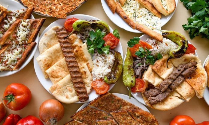 Kebapta Pide Kullanımı, Türk mutfağının köklü gastronomi geleneğinde önemli bir yere sahip olan servis anlayışlarından biri olarak dikkat çekiyor. Birçok kebap çeşidi, yanında sunulan sıcak ve taze pide ile daha zengin bir lezzet deneyimi sunuyor. Özellikle taş fırında pişirilen pideler, etin aromasını tamamlayan yapısıyla hem yerli hem de yabancı misafirlerin beğenisini kazanıyor. Geleneksel kebap sofralarında pide, yalnızca bir ekmek çeşidi değil, aynı zamanda yemeğin ayrılmaz bir parçası olarak görülüyor. Konulu bir haber görseli.