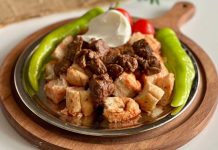 Kebap, Türk mutfağının en köklü yemeklerinden biri olmasının yanı sıra et temelli yapısıyla dikkat çeken bir besin olarak öne çıkıyor. Son yıllarda tüketicilerin beslenme konusunda daha bilinçli hareket etmeye başlamasıyla birlikte, protein içeriği yüksek gıdalara olan ilgi de artış gösteriyor. Bu gelişme, kebap çeşitlerinin besin değerleri açısından daha fazla değerlendirilmesine neden oluyor. Özellikle spor yapan bireyler, dengeli beslenmeye önem veren tüketiciler ve protein ağırlıklı beslenme düzenini tercih eden kişiler, tükettikleri ürünlerin içeriği hakkında daha fazla bilgi edinmek istiyor. Konulu bir haber görseli