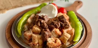 Kebap, Türk mutfağının en köklü yemeklerinden biri olmasının yanı sıra et temelli yapısıyla dikkat çeken bir besin olarak öne çıkıyor. Son yıllarda tüketicilerin beslenme konusunda daha bilinçli hareket etmeye başlamasıyla birlikte, protein içeriği yüksek gıdalara olan ilgi de artış gösteriyor. Bu gelişme, kebap çeşitlerinin besin değerleri açısından daha fazla değerlendirilmesine neden oluyor. Özellikle spor yapan bireyler, dengeli beslenmeye önem veren tüketiciler ve protein ağırlıklı beslenme düzenini tercih eden kişiler, tükettikleri ürünlerin içeriği hakkında daha fazla bilgi edinmek istiyor. Konulu bir haber görseli