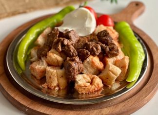 Kebapta Protein Değeri Analizi Kebap, Türk mutfağının en köklü yemeklerinden biri olmasının yanı sıra et temelli yapısıyla dikkat çeken bir besin olarak öne çıkıyor. Son yıllarda tüketicilerin beslenme konusunda daha bilinçli hareket etmeye başlamasıyla birlikte, protein içeriği yüksek gıdalara olan ilgi de artış gösteriyor. Bu gelişme, kebap çeşitlerinin besin değerleri açısından daha fazla değerlendirilmesine neden oluyor. Özellikle spor yapan bireyler, dengeli beslenmeye önem veren tüketiciler ve protein ağırlıklı beslenme düzenini tercih eden kişiler, tükettikleri ürünlerin içeriği hakkında daha fazla bilgi edinmek istiyor. Konulu bir haber görseli