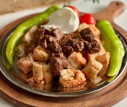 Kebapta Protein Değeri Analizi Kebap, Türk mutfağının en köklü yemeklerinden biri olmasının yanı sıra et temelli yapısıyla dikkat çeken bir besin olarak öne çıkıyor. Son yıllarda tüketicilerin beslenme konusunda daha bilinçli hareket etmeye başlamasıyla birlikte, protein içeriği yüksek gıdalara olan ilgi de artış gösteriyor. Bu gelişme, kebap çeşitlerinin besin değerleri açısından daha fazla değerlendirilmesine neden oluyor. Özellikle spor yapan bireyler, dengeli beslenmeye önem veren tüketiciler ve protein ağırlıklı beslenme düzenini tercih eden kişiler, tükettikleri ürünlerin içeriği hakkında daha fazla bilgi edinmek istiyor. Konulu bir haber görseli