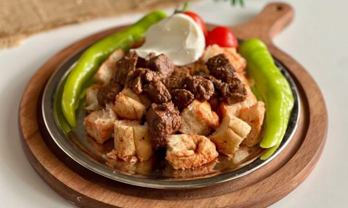Kebap, Türk mutfağının en köklü yemeklerinden biri olmasının yanı sıra et temelli yapısıyla dikkat çeken bir besin olarak öne çıkıyor. Son yıllarda tüketicilerin beslenme konusunda daha bilinçli hareket etmeye başlamasıyla birlikte, protein içeriği yüksek gıdalara olan ilgi de artış gösteriyor. Bu gelişme, kebap çeşitlerinin besin değerleri açısından daha fazla değerlendirilmesine neden oluyor. Özellikle spor yapan bireyler, dengeli beslenmeye önem veren tüketiciler ve protein ağırlıklı beslenme düzenini tercih eden kişiler, tükettikleri ürünlerin içeriği hakkında daha fazla bilgi edinmek istiyor. Konulu bir haber görseli