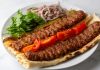 Kebap, Türk mutfağının en köklü lezzetlerinden biri olarak farklı pişirme teknikleri ve yöresel tarifleriyle geniş bir tüketici kitlesine hitap ediyor. Son yıllarda beslenme alışkanlıklarının değişmesiyle birlikte, yağ oranı ve bunun sağlık üzerindeki etkileri de daha fazla konuşulmaya başlandı. Tüketiciler artık yalnızca lezzete değil, kullanılan etin yapısına, pişirme yöntemine ve hazırlanan ürünün besin değerine de dikkat ediyor. Bu durum, kebap sektöründe daha bilinçli üretim anlayışının gelişmesine katkı sağlıyor. Konulu bir haber görseli.