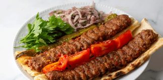 Kebap, Türk mutfağının en köklü lezzetlerinden biri olarak farklı pişirme teknikleri ve yöresel tarifleriyle geniş bir tüketici kitlesine hitap ediyor. Son yıllarda beslenme alışkanlıklarının değişmesiyle birlikte, yağ oranı ve bunun sağlık üzerindeki etkileri de daha fazla konuşulmaya başlandı. Tüketiciler artık yalnızca lezzete değil, kullanılan etin yapısına, pişirme yöntemine ve hazırlanan ürünün besin değerine de dikkat ediyor. Bu durum, kebap sektöründe daha bilinçli üretim anlayışının gelişmesine katkı sağlıyor. Konulu bir haber görseli.