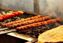 Türk mutfağının en köklü lezzetlerinden biri olan Kebap, yıllardır geleneksel yöntemlerle hazırlanmasına rağmen gastronomi dünyasında yaşanan gelişmeler sayesinde yeni pişirme teknikleriyle de dikkat çekmeye başladı. Klasik odun ateşi yönteminin yanı sıra kontrollü ısı sistemleri, özel pişirme ekipmanları ve modern mutfak teknolojileri, kebap hazırlama sürecine farklı bir bakış açısı kazandırıyor. Bu yenilikler, hem lezzetin korunmasını hem de daha standart bir ürün ortaya çıkarılmasını amaçlıyor. Konulu bir haber görseli.