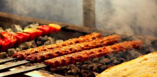 Kebapta Yeni Pişirme Teknikleri Türk mutfağının en köklü lezzetlerinden biri olan Kebap, yıllardır geleneksel yöntemlerle hazırlanmasına rağmen gastronomi dünyasında yaşanan gelişmeler sayesinde yeni pişirme teknikleriyle de dikkat çekmeye başladı. Klasik odun ateşi yönteminin yanı sıra kontrollü ısı sistemleri, özel pişirme ekipmanları ve modern mutfak teknolojileri, kebap hazırlama sürecine farklı bir bakış açısı kazandırıyor. Bu yenilikler, hem lezzetin korunmasını hem de daha standart bir ürün ortaya çıkarılmasını amaçlıyor. Konulu bir haber görseli.