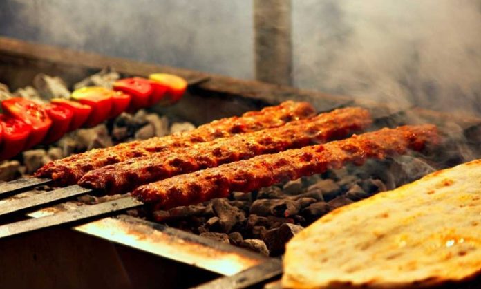 Türk mutfağının en köklü lezzetlerinden biri olan Kebap, yıllardır geleneksel yöntemlerle hazırlanmasına rağmen gastronomi dünyasında yaşanan gelişmeler sayesinde yeni pişirme teknikleriyle de dikkat çekmeye başladı. Klasik odun ateşi yönteminin yanı sıra kontrollü ısı sistemleri, özel pişirme ekipmanları ve modern mutfak teknolojileri, kebap hazırlama sürecine farklı bir bakış açısı kazandırıyor. Bu yenilikler, hem lezzetin korunmasını hem de daha standart bir ürün ortaya çıkarılmasını amaçlıyor. Konulu bir haber görseli.