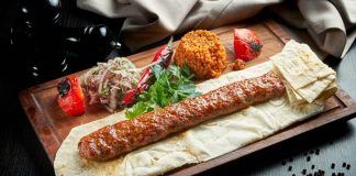 Lüks Kebap Restoranlarının Yükselişi Türkiye’nin zengin gastronomi mirasının en önemli temsilcilerinden biri olan Kebap, son yıllarda farklı bir dönüşüm sürecine girdi. Geleneksel esnaf lokantalarının yanı sıra hizmet vermeye başlayan lüks konseptli restoranlar, kebap kültürünü daha modern ve prestijli bir noktaya taşıyor. Şık dekorasyonlar, özel sunum teknikleri ve kaliteli hizmet anlayışıyla dikkat çeken bu işletmeler, hem yerli hem de yabancı müşterilerin ilgisini çekmeye devam ediyor. Konulu bir haber görseli.