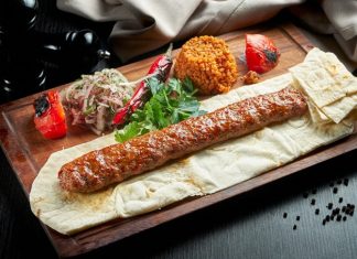 Türkiye’nin zengin gastronomi mirasının en önemli temsilcilerinden biri olan Kebap, son yıllarda farklı bir dönüşüm sürecine girdi. Geleneksel esnaf lokantalarının yanı sıra hizmet vermeye başlayan lüks konseptli restoranlar, kebap kültürünü daha modern ve prestijli bir noktaya taşıyor. Şık dekorasyonlar, özel sunum teknikleri ve kaliteli hizmet anlayışıyla dikkat çeken bu işletmeler, hem yerli hem de yabancı müşterilerin ilgisini çekmeye devam ediyor. Konulu bir haber görseli.