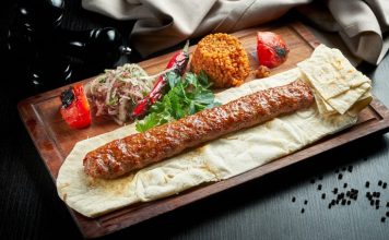 Türkiye’nin zengin gastronomi mirasının en önemli temsilcilerinden biri olan Kebap, son yıllarda farklı bir dönüşüm sürecine girdi. Geleneksel esnaf lokantalarının yanı sıra hizmet vermeye başlayan lüks konseptli restoranlar, kebap kültürünü daha modern ve prestijli bir noktaya taşıyor. Şık dekorasyonlar, özel sunum teknikleri ve kaliteli hizmet anlayışıyla dikkat çeken bu işletmeler, hem yerli hem de yabancı müşterilerin ilgisini çekmeye devam ediyor. Konulu bir haber görseli.