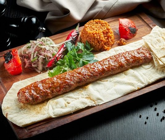 Türkiye’nin zengin gastronomi mirasının en önemli temsilcilerinden biri olan Kebap, son yıllarda farklı bir dönüşüm sürecine girdi. Geleneksel esnaf lokantalarının yanı sıra hizmet vermeye başlayan lüks konseptli restoranlar, kebap kültürünü daha modern ve prestijli bir noktaya taşıyor. Şık dekorasyonlar, özel sunum teknikleri ve kaliteli hizmet anlayışıyla dikkat çeken bu işletmeler, hem yerli hem de yabancı müşterilerin ilgisini çekmeye devam ediyor. Konulu bir haber görseli.