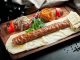 Türkiye’nin zengin gastronomi mirasının en önemli temsilcilerinden biri olan Kebap, son yıllarda farklı bir dönüşüm sürecine girdi. Geleneksel esnaf lokantalarının yanı sıra hizmet vermeye başlayan lüks konseptli restoranlar, kebap kültürünü daha modern ve prestijli bir noktaya taşıyor. Şık dekorasyonlar, özel sunum teknikleri ve kaliteli hizmet anlayışıyla dikkat çeken bu işletmeler, hem yerli hem de yabancı müşterilerin ilgisini çekmeye devam ediyor. Konulu bir haber görseli.