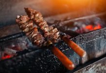 Türk mutfağının vazgeçilmez lezzetlerinden biri olan Kebap, son yıllarda yeniden yükselişe geçen odun ateşinde pişirme yöntemiyle gastronomi dünyasında dikkat çekiyor. Geleneksel tekniklerin modern restoran anlayışıyla buluşması, hem lezzet arayan tüketicilerin hem de gastronomi tutkunlarının ilgisini bu yönteme yönlendiriyor. Özellikle doğal ateşte hazırlanan kebapların kendine özgü aroması, restoranların en önemli tercih sebeplerinden biri haline geliyor. Konulu bir haber görseli.
