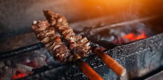 Odun Ateşinde Kebap Trendi Türk mutfağının vazgeçilmez lezzetlerinden biri olan Kebap, son yıllarda yeniden yükselişe geçen odun ateşinde pişirme yöntemiyle gastronomi dünyasında dikkat çekiyor. Geleneksel tekniklerin modern restoran anlayışıyla buluşması, hem lezzet arayan tüketicilerin hem de gastronomi tutkunlarının ilgisini bu yönteme yönlendiriyor. Özellikle doğal ateşte hazırlanan kebapların kendine özgü aroması, restoranların en önemli tercih sebeplerinden biri haline geliyor. Konulu bir haber görseli.