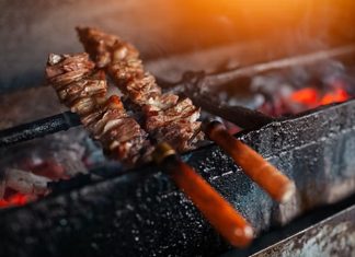 Türk mutfağının vazgeçilmez lezzetlerinden biri olan Kebap, son yıllarda yeniden yükselişe geçen odun ateşinde pişirme yöntemiyle gastronomi dünyasında dikkat çekiyor. Geleneksel tekniklerin modern restoran anlayışıyla buluşması, hem lezzet arayan tüketicilerin hem de gastronomi tutkunlarının ilgisini bu yönteme yönlendiriyor. Özellikle doğal ateşte hazırlanan kebapların kendine özgü aroması, restoranların en önemli tercih sebeplerinden biri haline geliyor. Konulu bir haber görseli.