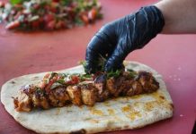 Türkiye’nin köklü gastronomi mirasının önemli parçalarından biri olan Sokak Kebap Kültürü, son yıllarda farklı şehirlerde ve farklı konseptlerde hızla yayılmaya devam ediyor. Geleneksel kebap lezzetini daha ulaşılabilir hale getiren sokak kebapçıları, uygun fiyatları ve hızlı servisiyle geniş bir tüketici kitlesine hitap ediyor. Özellikle büyük şehirlerde artan yoğun yaşam temposu, sokakta sunulan kebap çeşitlerine olan ilgiyi her geçen gün artırıyor. Konulu bir haber görseli.