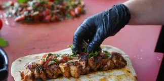 Türkiye’nin köklü gastronomi mirasının önemli parçalarından biri olan Sokak Kebap Kültürü, son yıllarda farklı şehirlerde ve farklı konseptlerde hızla yayılmaya devam ediyor. Geleneksel kebap lezzetini daha ulaşılabilir hale getiren sokak kebapçıları, uygun fiyatları ve hızlı servisiyle geniş bir tüketici kitlesine hitap ediyor. Özellikle büyük şehirlerde artan yoğun yaşam temposu, sokakta sunulan kebap çeşitlerine olan ilgiyi her geçen gün artırıyor. Konulu bir haber görseli.