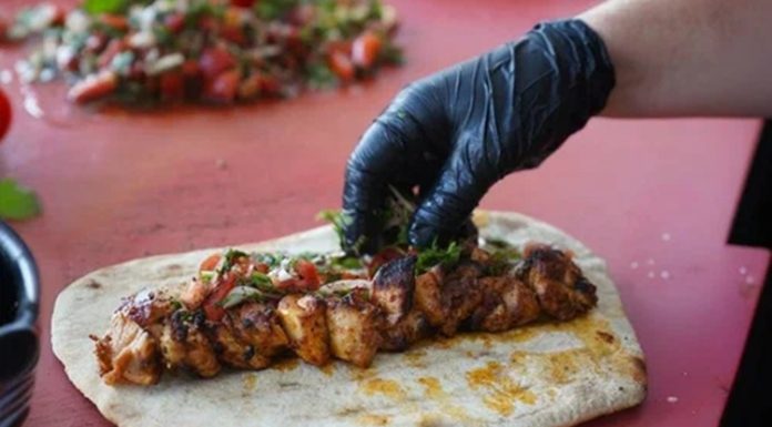 Türkiye’nin köklü gastronomi mirasının önemli parçalarından biri olan Sokak Kebap Kültürü, son yıllarda farklı şehirlerde ve farklı konseptlerde hızla yayılmaya devam ediyor. Geleneksel kebap lezzetini daha ulaşılabilir hale getiren sokak kebapçıları, uygun fiyatları ve hızlı servisiyle geniş bir tüketici kitlesine hitap ediyor. Özellikle büyük şehirlerde artan yoğun yaşam temposu, sokakta sunulan kebap çeşitlerine olan ilgiyi her geçen gün artırıyor. Konulu bir haber görseli.
