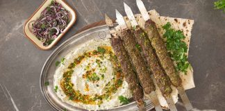 Sosyal Medyada Kebap Trendleri Sosyal medyada kebap trendleri, gastronomi dünyasının dijitalleşmesiyle birlikte en hızlı yayılan içerik türlerinden biri haline gelmiş durumda. Özellikle kebap kültürünün görselliğe dayalı yapısı, Instagram, TikTok ve YouTube gibi platformlarda büyük ilgi görmesini sağlıyor. Bu durum, hem kullanıcıların içerik üretimini hem de restoran işletmelerinin pazarlama stratejilerini doğrudan etkiliyor. Konulu bir haber görseli.
