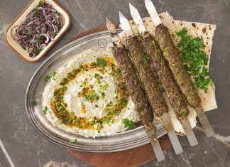 Sosyal Medyada Kebap Trendleri Sosyal medyada kebap trendleri, gastronomi dünyasının dijitalleşmesiyle birlikte en hızlı yayılan içerik türlerinden biri haline gelmiş durumda. Özellikle kebap kültürünün görselliğe dayalı yapısı, Instagram, TikTok ve YouTube gibi platformlarda büyük ilgi görmesini sağlıyor. Bu durum, hem kullanıcıların içerik üretimini hem de restoran işletmelerinin pazarlama stratejilerini doğrudan etkiliyor. Konulu bir haber görseli.