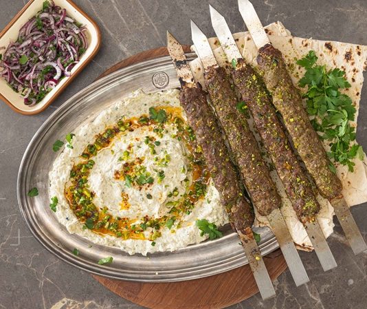 Sosyal medyada kebap trendleri, gastronomi dünyasının dijitalleşmesiyle birlikte en hızlı yayılan içerik türlerinden biri haline gelmiş durumda. Özellikle kebap kültürünün görselliğe dayalı yapısı, Instagram, TikTok ve YouTube gibi platformlarda büyük ilgi görmesini sağlıyor. Bu durum, hem kullanıcıların içerik üretimini hem de restoran işletmelerinin pazarlama stratejilerini doğrudan etkiliyor. Konulu bir haber görseli.