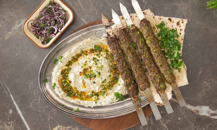 Sosyal Medyada Kebap Trendleri Sosyal medyada kebap trendleri, gastronomi dünyasının dijitalleşmesiyle birlikte en hızlı yayılan içerik türlerinden biri haline gelmiş durumda. Özellikle kebap kültürünün görselliğe dayalı yapısı, Instagram, TikTok ve YouTube gibi platformlarda büyük ilgi görmesini sağlıyor. Bu durum, hem kullanıcıların içerik üretimini hem de restoran işletmelerinin pazarlama stratejilerini doğrudan etkiliyor. Konulu bir haber görseli.