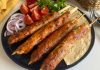 Tavuk kebap, son yıllarda restoran menülerinde giderek daha fazla öne çıkan lezzetlerden biri haline geldi. Geleneksel kebap kültürünün önemli parçalarından biri olan bu ürün, hem farklı marinasyon yöntemleri hem de çeşitli sunum alternatifleriyle tüketicilerin ilgisini çekmeye devam ediyor. Değişen beslenme alışkanlıkları, hızlı servis anlayışı ve zengin menü beklentileri, tavuk kebap çeşitlerinin daha geniş bir kitleye ulaşmasını sağlıyor. Bugün birçok işletme, klasik tariflerin yanı sıra yenilikçi dokunuşlarla hazırlanan ürünleri de müşterilerinin beğenisine sunuyor. Konulu bir haber görseli.
