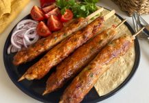 Tavuk kebap, son yıllarda restoran menülerinde giderek daha fazla öne çıkan lezzetlerden biri haline geldi. Geleneksel kebap kültürünün önemli parçalarından biri olan bu ürün, hem farklı marinasyon yöntemleri hem de çeşitli sunum alternatifleriyle tüketicilerin ilgisini çekmeye devam ediyor. Değişen beslenme alışkanlıkları, hızlı servis anlayışı ve zengin menü beklentileri, tavuk kebap çeşitlerinin daha geniş bir kitleye ulaşmasını sağlıyor. Bugün birçok işletme, klasik tariflerin yanı sıra yenilikçi dokunuşlarla hazırlanan ürünleri de müşterilerinin beğenisine sunuyor. Konulu bir haber görseli.