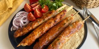 Tavuk kebap, son yıllarda restoran menülerinde giderek daha fazla öne çıkan lezzetlerden biri haline geldi. Geleneksel kebap kültürünün önemli parçalarından biri olan bu ürün, hem farklı marinasyon yöntemleri hem de çeşitli sunum alternatifleriyle tüketicilerin ilgisini çekmeye devam ediyor. Değişen beslenme alışkanlıkları, hızlı servis anlayışı ve zengin menü beklentileri, tavuk kebap çeşitlerinin daha geniş bir kitleye ulaşmasını sağlıyor. Bugün birçok işletme, klasik tariflerin yanı sıra yenilikçi dokunuşlarla hazırlanan ürünleri de müşterilerinin beğenisine sunuyor. Konulu bir haber görseli.