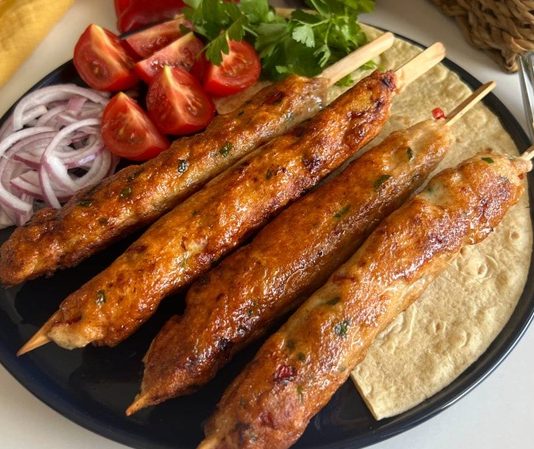 Tavuk kebap, son yıllarda restoran menülerinde giderek daha fazla öne çıkan lezzetlerden biri haline geldi. Geleneksel kebap kültürünün önemli parçalarından biri olan bu ürün, hem farklı marinasyon yöntemleri hem de çeşitli sunum alternatifleriyle tüketicilerin ilgisini çekmeye devam ediyor. Değişen beslenme alışkanlıkları, hızlı servis anlayışı ve zengin menü beklentileri, tavuk kebap çeşitlerinin daha geniş bir kitleye ulaşmasını sağlıyor. Bugün birçok işletme, klasik tariflerin yanı sıra yenilikçi dokunuşlarla hazırlanan ürünleri de müşterilerinin beğenisine sunuyor. Konulu bir haber görseli.