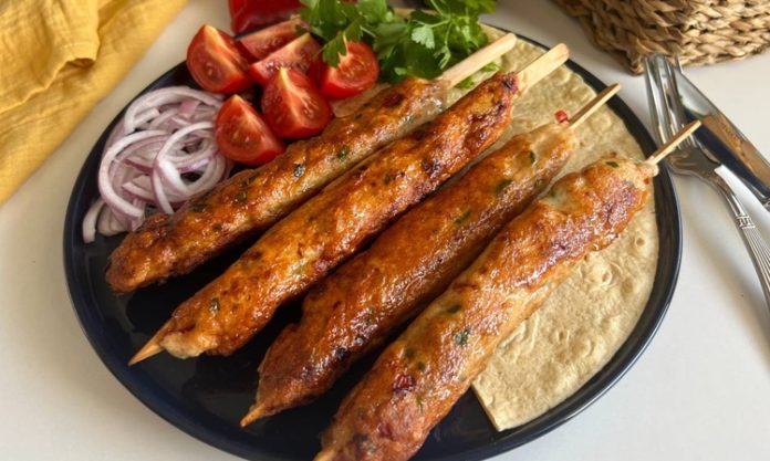Tavuk Kebap Trendleri Tavuk kebap, son yıllarda restoran menülerinde giderek daha fazla öne çıkan lezzetlerden biri haline geldi. Geleneksel kebap kültürünün önemli parçalarından biri olan bu ürün, hem farklı marinasyon yöntemleri hem de çeşitli sunum alternatifleriyle tüketicilerin ilgisini çekmeye devam ediyor. Değişen beslenme alışkanlıkları, hızlı servis anlayışı ve zengin menü beklentileri, tavuk kebap çeşitlerinin daha geniş bir kitleye ulaşmasını sağlıyor. Bugün birçok işletme, klasik tariflerin yanı sıra yenilikçi dokunuşlarla hazırlanan ürünleri de müşterilerinin beğenisine sunuyor. Konulu bir haber görseli.